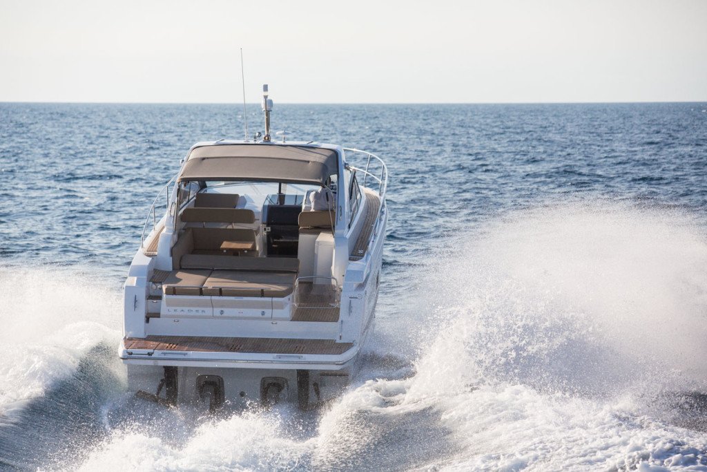 Espalda del yate blanco Leader 38, Jeanneau, Productora de publicidad
