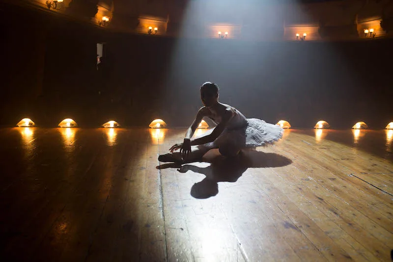 video-publicitario-bailarina-escenario-teatral-produccion-mexico